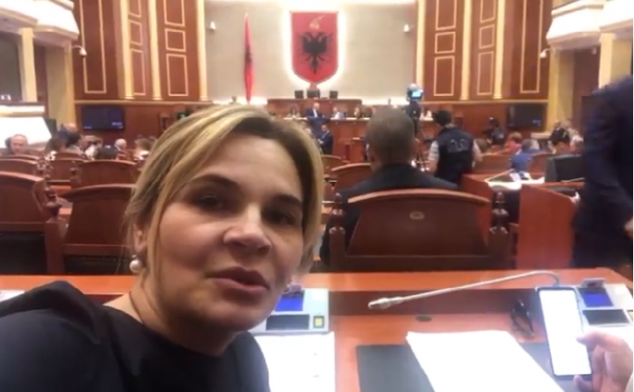 LSI drejt kapitullimit, 54 këshilltarë bashkiakë dhe 9 kandidatë për deputetë e kanë braktisur, Kryemadhi pendohet për djegien e mandateve