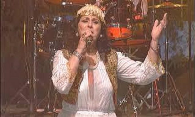 Dy fjalë për Desin (Mukades Çanga) dhe jetën e saj artistike Dy fjalë për Desin (Mukades Çanga) dhe jetën e saj artistike