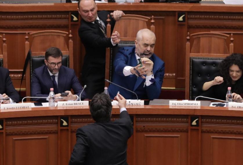 Video/ Mediat më prestigjoze botërore shkruajnë për veprimin skandaloz të Palokës ndaj kryeministrit Rama (E plotë) Video/ Mediat më prestigjoze botërore shkruajnë për veprimin skandaloz të Palokës ndaj kryeministrit Rama (E plotë)