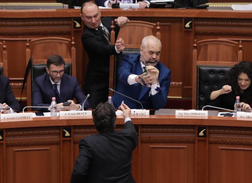 Çizme… vezë e miell… shiringa me bojë, PS merr vendimin e rëndësishëm ndaj të fortëve dhe d.hunës brenda në parlament Çizme… vezë e miell… shiringa me bojë, PS merr vendimin e rëndësishëm ndaj të fortëve dhe d.hunës brenda në parlament