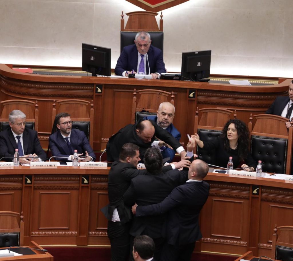 Të poshtër, po e përçani Shqipërinë! Të poshtër, po e përçani Shqipërinë!