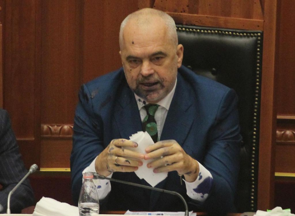 “Reuters” zgjedh foton e javës, bojatisjen e Ramës në Parlament (Foto) “Reuters” zgjedh foton e javës, bojatisjen e Ramës në Parlament (Foto)