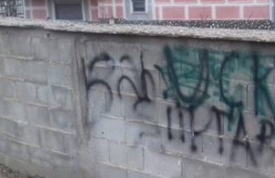 FOTO/ Grafite antishqiptare në fshatin me minoritet grek FOTO/ Grafite antishqiptare në fshatin me minoritet grek