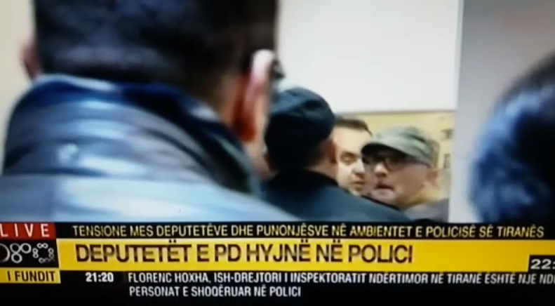 VIDEO/ Skandal, Deputetët e PD godasin policin në Drejtorinë e Policisë pse nuk i lejon të takojnë të shoqëruarit e protestës
