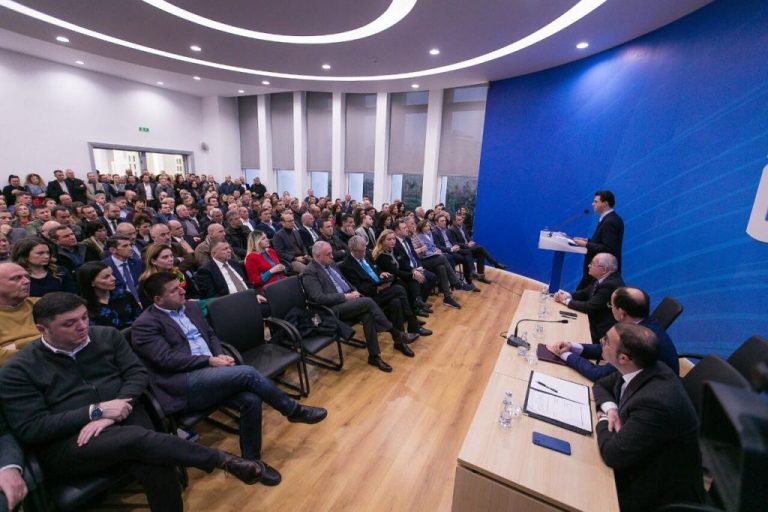 Djegia e mandateve në PD bëhet me votim të hapur për “transparencë”, Berisha mezi ngre dorën Djegia e mandateve në PD bëhet me votim të hapur për “transparencë”, Berisha mezi ngre dorën