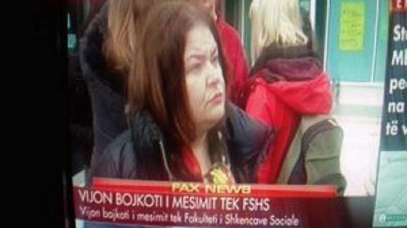 Studentët demaskojnë pedagogen greviste: Boll me akte të tilla hipokrite që dëmtojnë kauzën, na ke mashtruar dhe ke bërë pazar librash! Studentët demaskojnë pedagogen greviste: Boll me akte të tilla hipokrite që dëmtojnë kauzën, na ke mashtruar dhe ke bërë pazar librash!