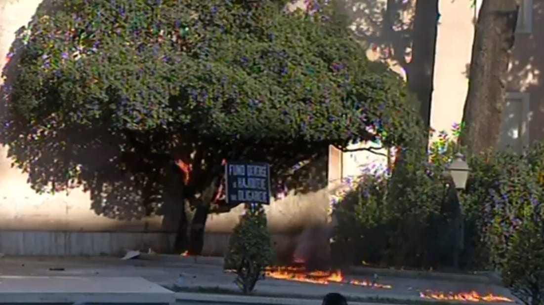 FOTOT/ Protestuesit kalojnë çdo limit, pasi thyen çfarë ju doli para tani i vënë flakën edhe pemëve në oborrin e kryeministrisë FOTOT/ Protestuesit kalojnë çdo limit, pasi thyen çfarë ju doli para tani i vënë flakën edhe pemëve në oborrin e kryeministrisë