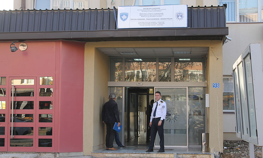 Të rinjtë me pankarta “Axha polic, na ke nimu, na ke q* nanen” Të rinjtë me pankarta “Axha polic, na ke nimu, na ke q* nanen”