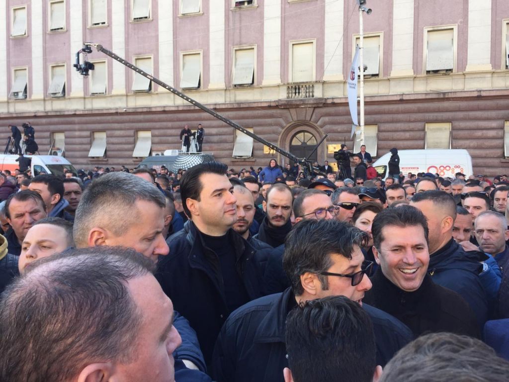 Çfarë mbeti pas protestës?! Ja si lumturoheshin Berisha, Basha, Mediu e Paloka, kur militantët sulmonin Kryeministrinë!