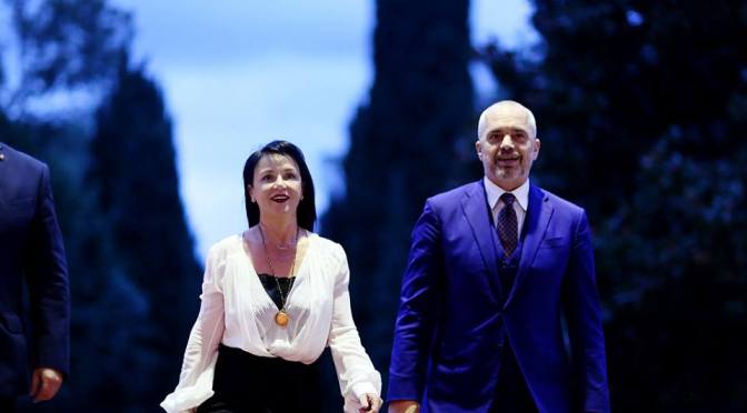 Portalet e Berishës sajuan dorëheqjen e Linda Ramës nga Banka Amerikane e Investimeve? Portalet e Berishës sajuan dorëheqjen e Linda Ramës nga Banka Amerikane e Investimeve?