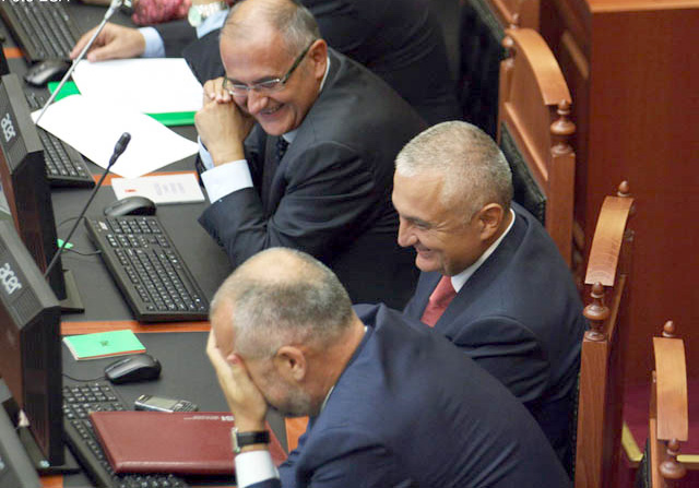 LSI në grahmat e fundit, sejmeni i fallxhores kërkon tu jap mend shqiptarëve me bejtje të rëndomta LSI në grahmat e fundit, sejmeni i fallxhores kërkon tu jap mend shqiptarëve me bejtje të rëndomta