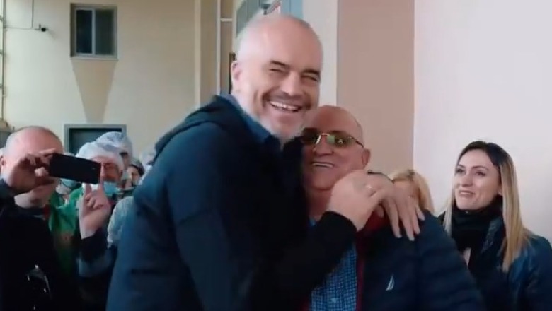 Rama nuk ndalet, thumbon hapur Berishën: “Si je bos”? Me vizat amerikane nuk ke probleme?! (BATUTAT) Rama nuk ndalet, thumbon hapur Berishën: “Si je bos”? Me vizat amerikane nuk ke probleme?! (BATUTAT)