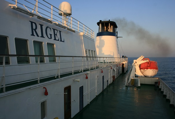 Trageti “Rigel 1” i linjës Bari-Durrës pëson defekt, 280 pasagjerë në panik kalojnë 3 orë tmerri në det të hapur