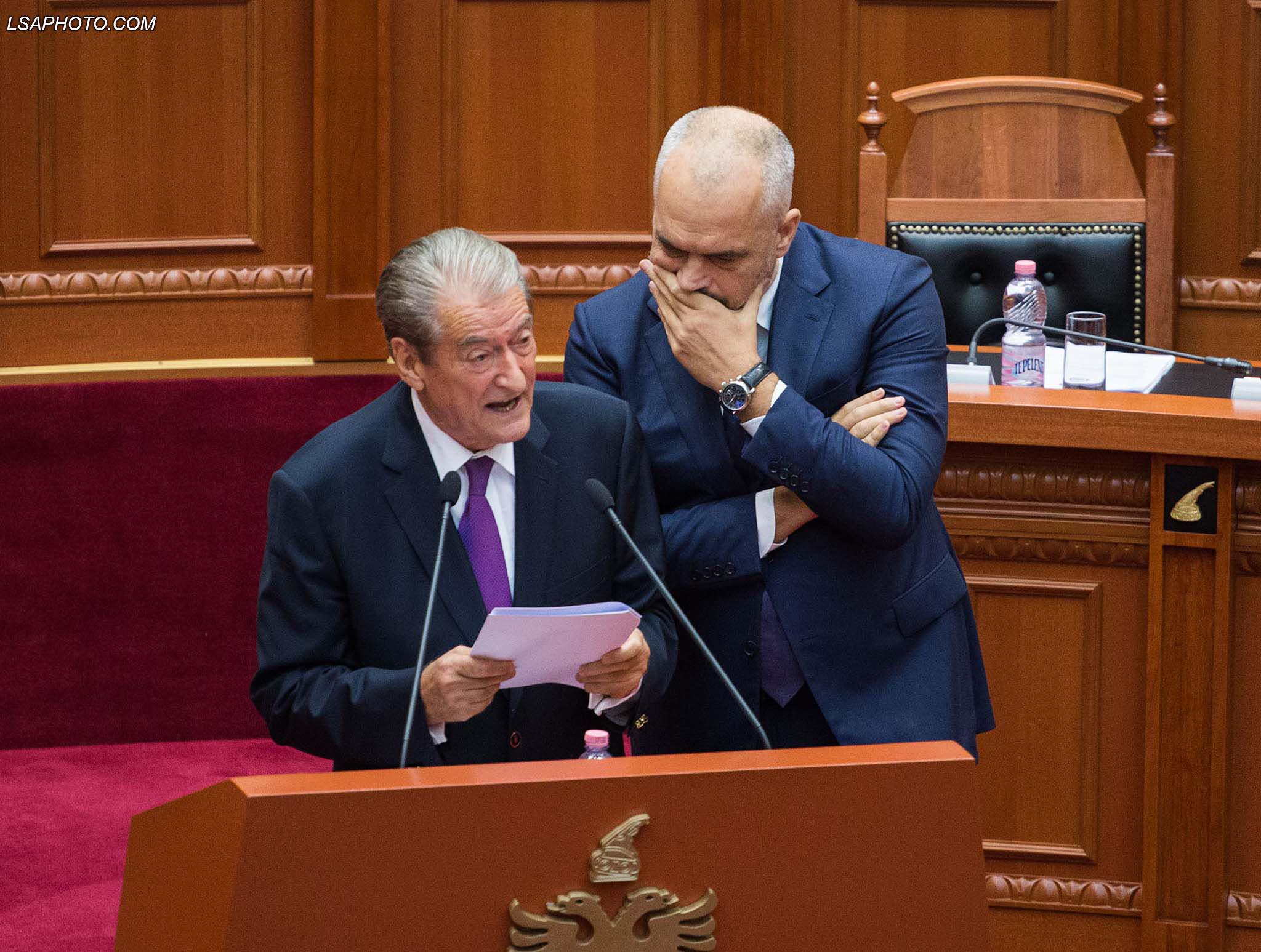 ‘A e kalon oqeanin me dash’?! Zbulohet e vërteta e mesazhit të Ramës për Berishën, ambasada e SHBA i njoftoi refuzimin e vizës pas ftesave për “Mëngjesin e Lutjeve” ‘A e kalon oqeanin me dash’?! Zbulohet e vërteta e mesazhit të Ramës për Berishën, ambasada e SHBA i njoftoi refuzimin e vizës pas ftesave për “Mëngjesin e Lutjeve”