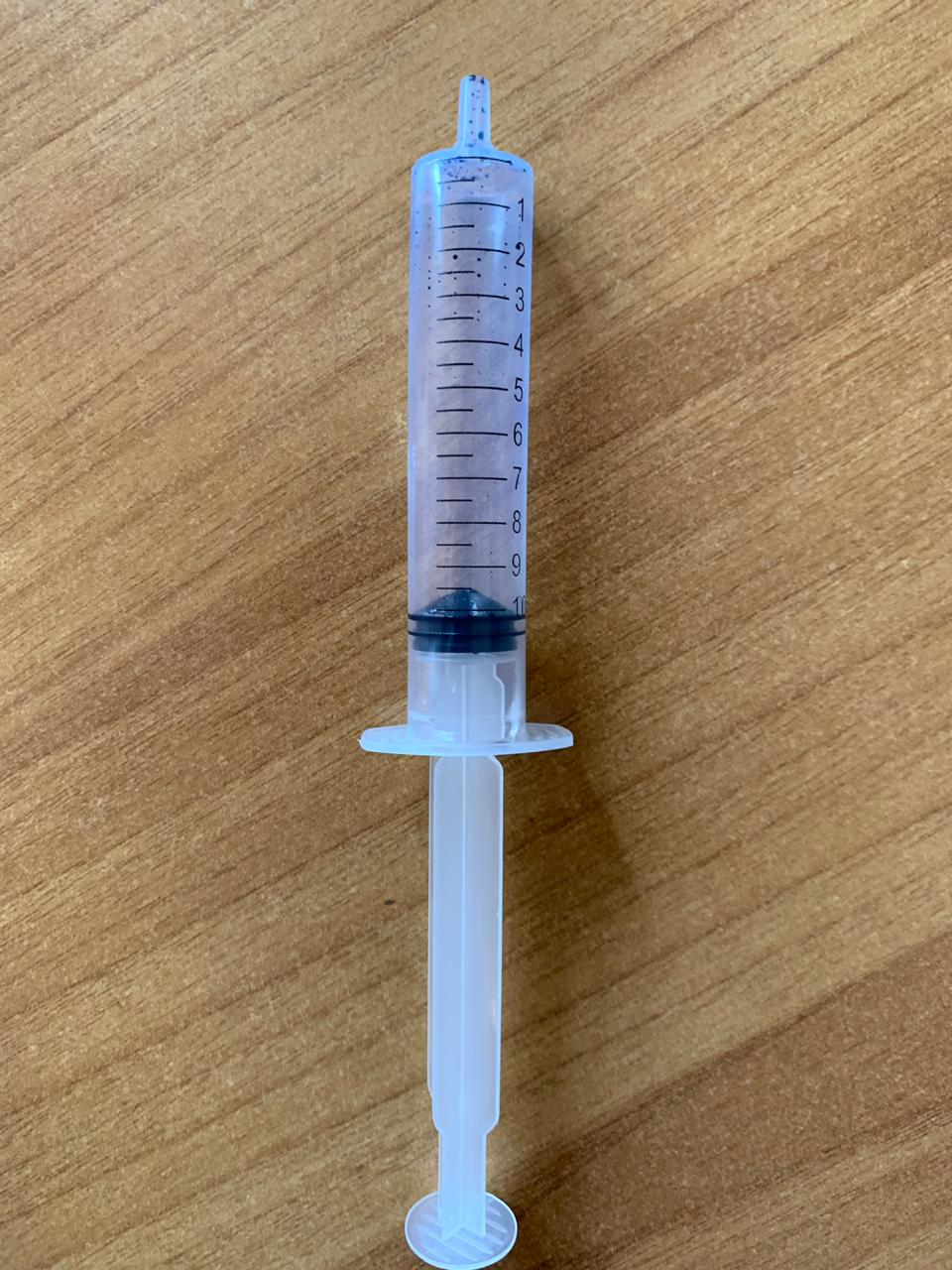 Berisha e quajti stilograf, kjo është shiringa me të cilën Paloka kishte përgatitur bojën (Foto) Berisha e quajti stilograf, kjo është shiringa me të cilën Paloka kishte përgatitur bojën (Foto)