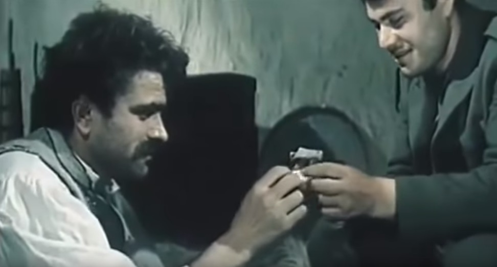 Pse burrat shkëmbejnë cigare me njëri-tjetrin?! Pse burrat shkëmbejnë cigare me njëri-tjetrin?!