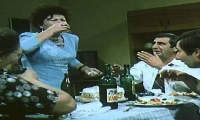 Të gjitha sjelljet e “çuditshme” që ju shoqërojnë kur shkoni mik në një familje shqiptare