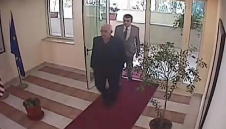 Skandali/ Ja si presidenti shpërbleu njerëzit që i dhanë pafajësinë: Kompania pranë ekspertit të videos Meta-Prifti mori tenderin për Përmbarimin Skandali/ Ja si presidenti shpërbleu njerëzit që i dhanë pafajësinë: Kompania pranë ekspertit të videos Meta-Prifti mori tenderin për Përmbarimin