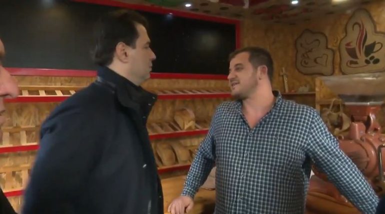 Tregtari i ankohet Bashës: Njerëzit s’kanë lekë, duan bukë falas, ti i’u jep… Tregtari i ankohet Bashës: Njerëzit s’kanë lekë, duan bukë falas, ti i’u jep…