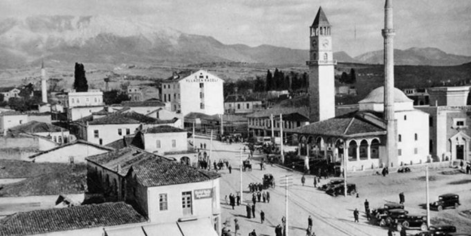 Pse gratë ecnin gjithmonë pas burrave?! Pse gratë ecnin gjithmonë pas burrave?!