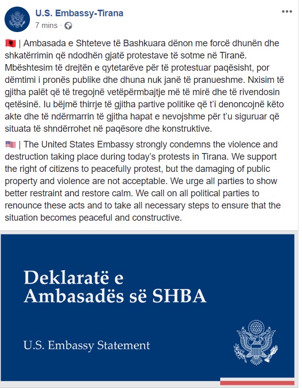 Ambasada e SHBA dënon dhunën e protestueve para kryeministrisë: Thirrje partive opozitare të të denoncojnë të gjithë aktet e dhunës e të distancohen prej tyre Ambasada e SHBA dënon dhunën e protestueve para kryeministrisë: Thirrje partive opozitare të të denoncojnë të gjithë aktet e dhunës e të distancohen prej tyre