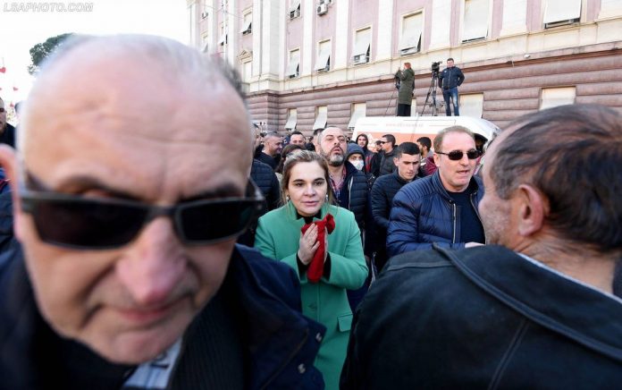 Skandali me tenderat/ Trimërohet Petriti pa pupla, injoron Prokurorinë dhe nuk shkon të jap sqarim Skandali me tenderat/ Trimërohet Petriti pa pupla, injoron Prokurorinë dhe nuk shkon të jap sqarim