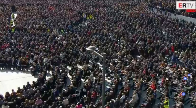 Rama i merr me radhë, i përgjigjet protestuesve, vlonjatëve dhe Policisë Rama i merr me radhë, i përgjigjet protestuesve, vlonjatëve dhe Policisë