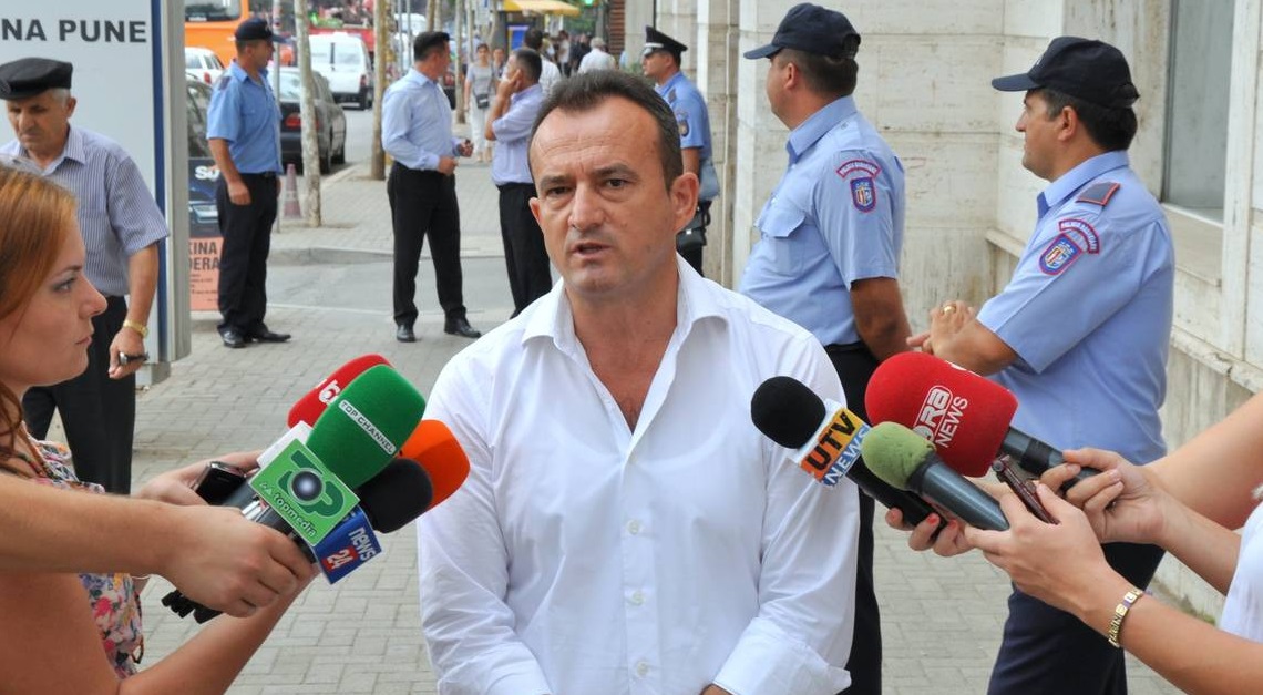 VIDEO/ Kur drejtorat e Lulzim Bashës lëviznin me makinë për blerje votash, ja si u kap “gafil” njëri prej tyre