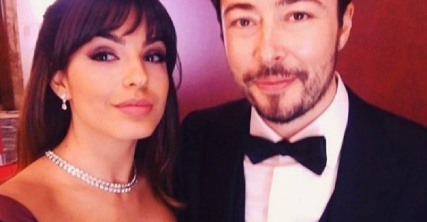 FOTO/ Zeni duke ndjekur babain nga televizori teksa djeg vendin, Armina i bënë surprizë FOTO/ Zeni duke ndjekur babain nga televizori teksa djeg vendin, Armina i bënë surprizë