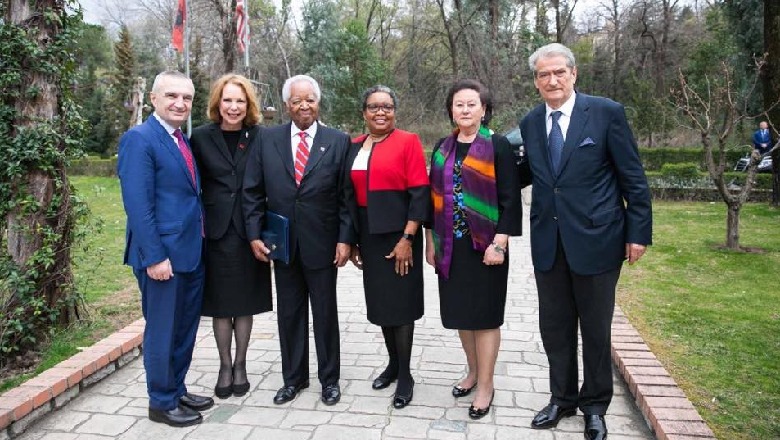 Meta në detyrë: Shpërndan dekorata personave që vetëm ai i njeh dhe drekon me Berishën! Meta në detyrë: Shpërndan dekorata personave që vetëm ai i njeh dhe drekon me Berishën!