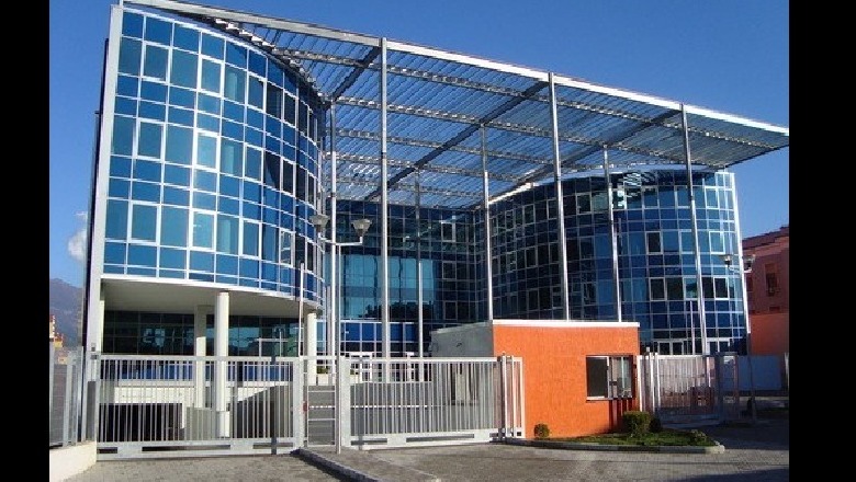 Biznesmenë, teologë e një pronar TV në Kavajë, në skaner për financime nga terro.ristët Biznesmenë, teologë e një pronar TV në Kavajë, në skaner për financime nga terro.ristët