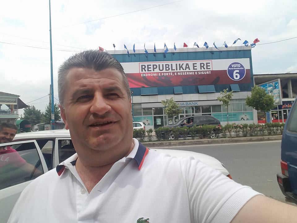 Bashës e Berishës u ikën krahu i djathtë i Xhelal Mziut, pranon të bëhet deputet (FOTOT) Bashës e Berishës u ikën krahu i djathtë i Xhelal Mziut, pranon të bëhet deputet (FOTOT)