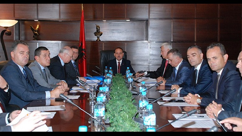 Gjëma që i bëri drejtësisë kapterr Nishani president: Gjyqtarët e emëruar nga KLD e PD-së sot kanë futur në krizë 13 gjykata! Gjëma që i bëri drejtësisë kapterr Nishani president: Gjyqtarët e emëruar nga KLD e PD-së sot kanë futur në krizë 13 gjykata!