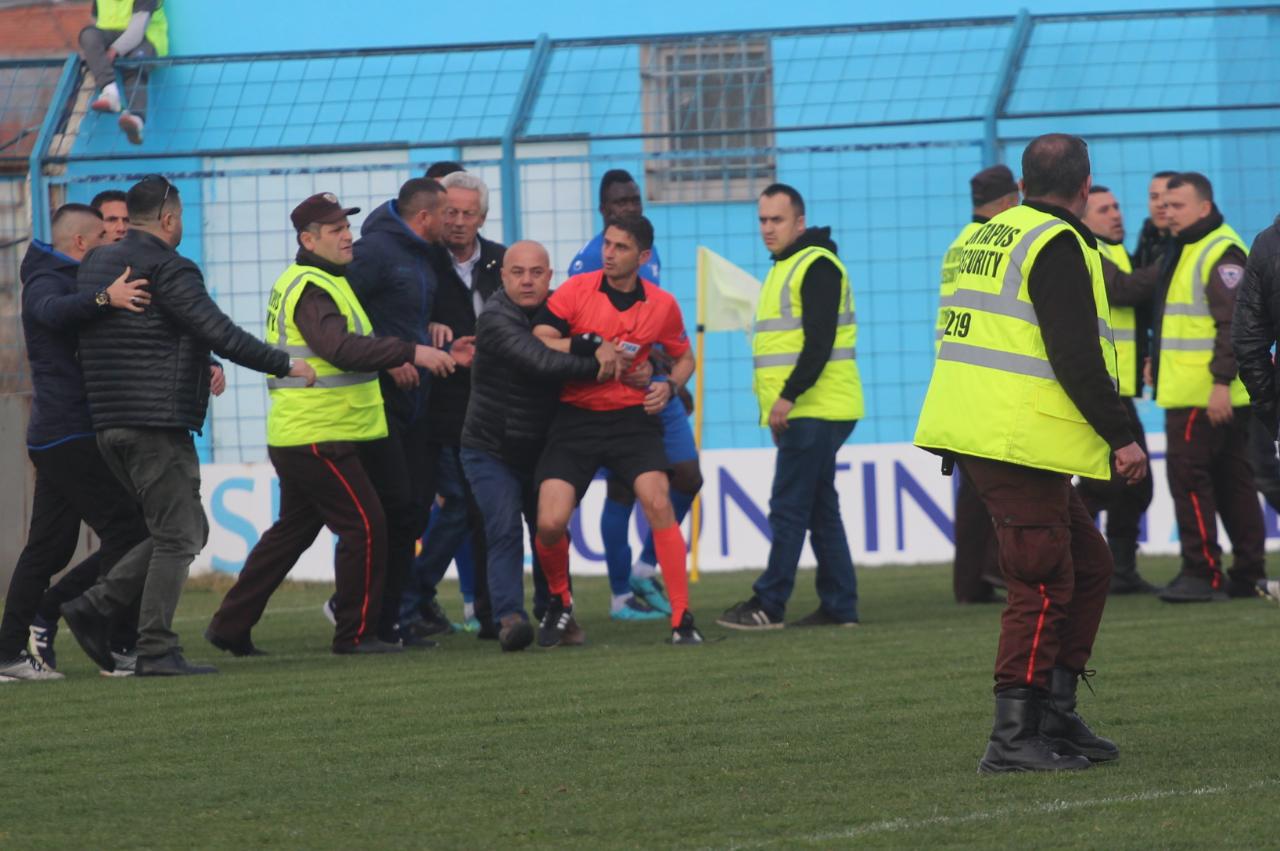 D.huna ndaj arbitrit, policia arr.eston presidentin dhe drejtuesit e Kamzës D.huna ndaj arbitrit, policia arr.eston presidentin dhe drejtuesit e Kamzës