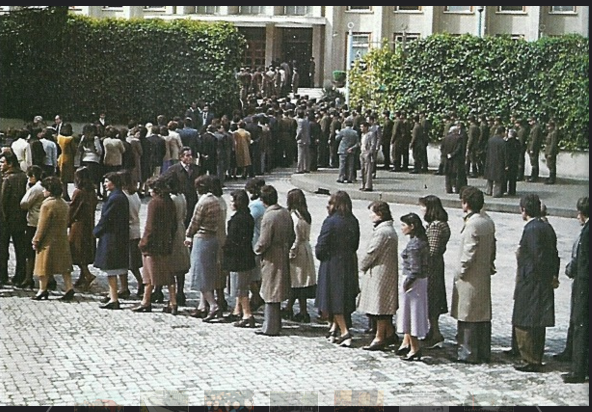 Kur shqiptarët qanin me zë vdekjen e Enver Hoxhës (Video) Kur shqiptarët qanin me zë vdekjen e Enver Hoxhës (Video)