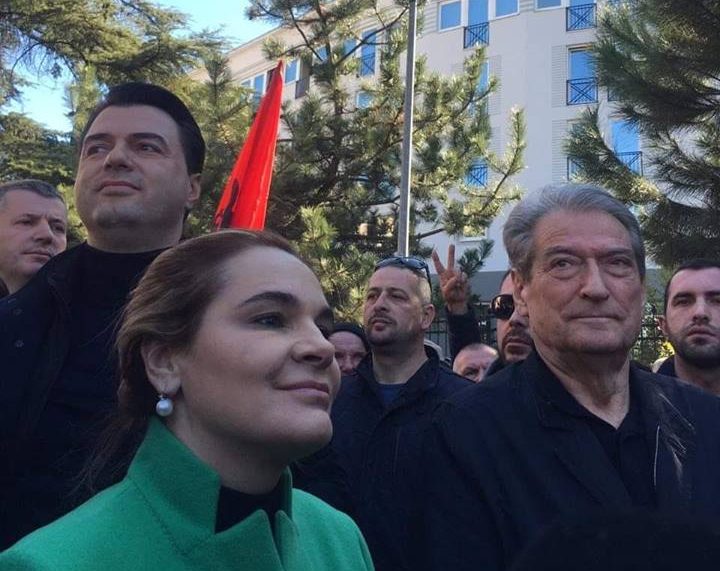 “Varfanjakja”…nga trutë, Kryemadhi, sulmon ambasadorin e OSBE-së: E sheh Shqipërinë si parajsë të seksit dhe parasë (Video) “Varfanjakja”…nga trutë, Kryemadhi, sulmon ambasadorin e OSBE-së: E sheh Shqipërinë si parajsë të seksit dhe parasë (Video)