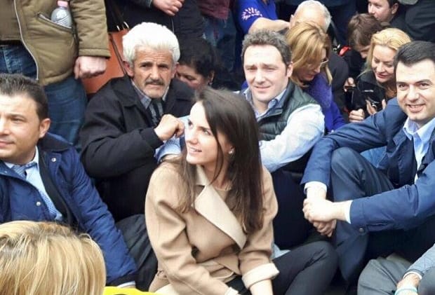 I doli në mbrojtje Rudina Azem Hajdarit, larot, zagarët dhe p*rdhushtarët që flejnë në Fb sulmojnë Galdinin I doli në mbrojtje Rudina Azem Hajdarit, larot, zagarët dhe p*rdhushtarët që flejnë në Fb sulmojnë Galdinin