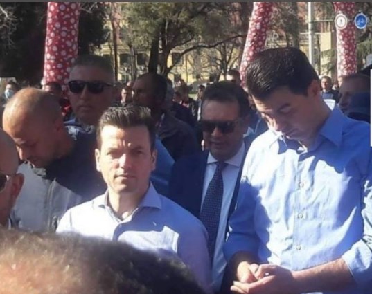 Ik Luli! Basha mesazhe dhe telefonata gjatë gjithë protestës! Kush e urdhëroi, që në vend të Ramës iku ai me vrap në SHQUP, duke qarë dhe recituar?! Ik Luli! Basha mesazhe dhe telefonata gjatë gjithë protestës! Kush e urdhëroi, që në vend të Ramës iku ai me vrap në SHQUP, duke qarë dhe recituar?!