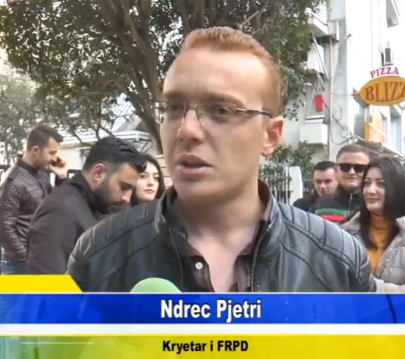 Kush është durrësaku Ndrec, protestuesi që ishte bërë “pis” nga tymi dhe akuzoi ministrin Lleshaj (Foto) Kush është durrësaku Ndrec, protestuesi që ishte bërë “pis” nga tymi dhe akuzoi ministrin Lleshaj (Foto)