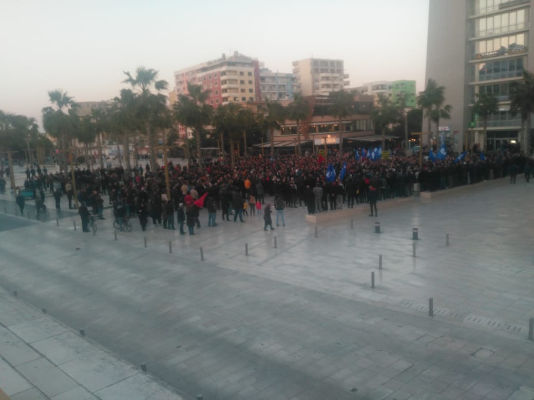 Basha nuk di as të numëroi! Ky është mitingu sipas analfabetit…”madhështor” në Durrës (Foto) Basha nuk di as të numëroi! Ky është mitingu sipas analfabetit…”madhështor” në Durrës (Foto)