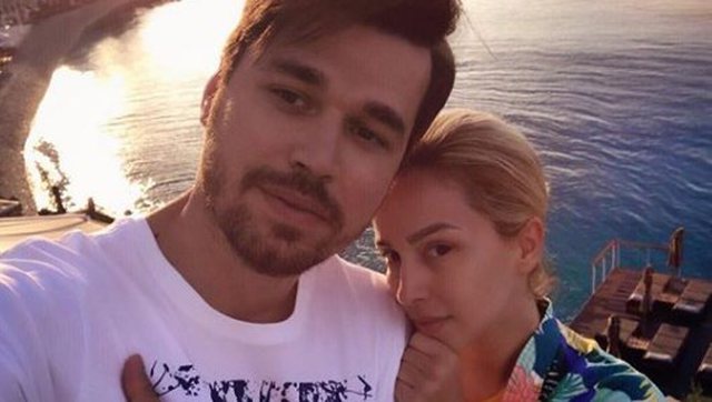 Humbën nënat, Miriami dhe Albani bëjnë rrëfimin rrëqethës dhe sjellin këngën e ndjerë (VIDEO) Humbën nënat, Miriami dhe Albani bëjnë rrëfimin rrëqethës dhe sjellin këngën e ndjerë (VIDEO)