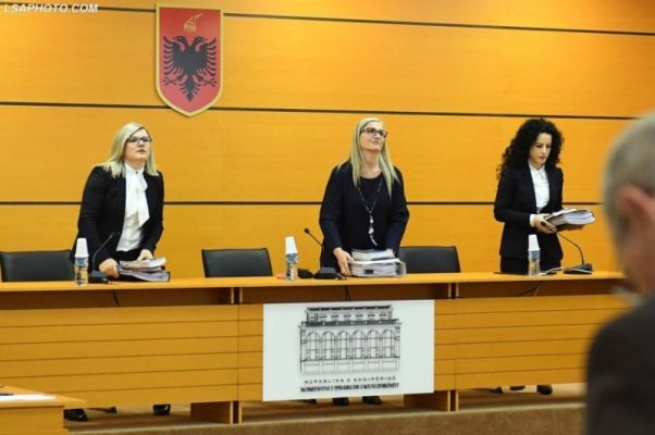 Vetting “i hekurt”, “digjen” të gjithë kryegjyqtarët, po troket ora e politikanëve! Vetting “i hekurt”, “digjen” të gjithë kryegjyqtarët, po troket ora e politikanëve!