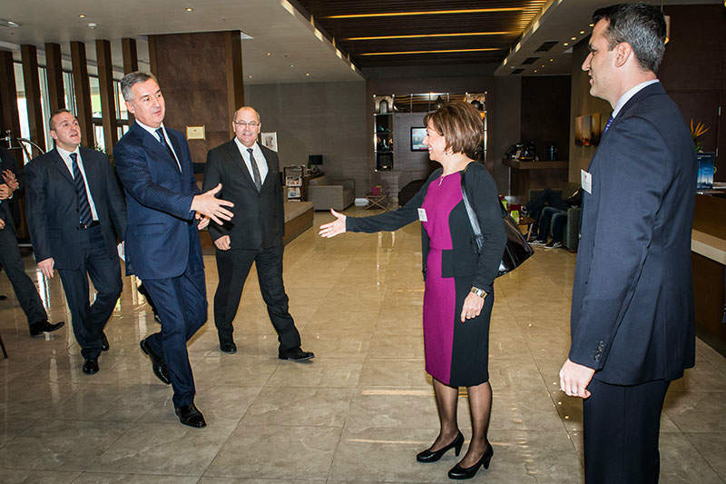 Precedenti malazez: SHBA dhe BE po ndërshkojnë edhe në Shqipëri forcat që minojnë sistemin Precedenti malazez: SHBA dhe BE po ndërshkojnë edhe në Shqipëri forcat që minojnë sistemin