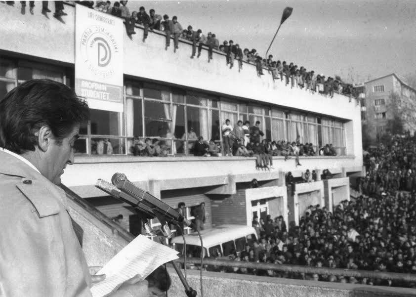 Kur studentët fishkëllenin fjalimin e shokut Sali Berisha në Dhjetor 1990: Përshëndetjet e mija shkojnë për shokun Ramiz Alia…! (Video) Kur studentët fishkëllenin fjalimin e shokut Sali Berisha në Dhjetor 1990: Përshëndetjet e mija shkojnë për shokun Ramiz Alia…! (Video)