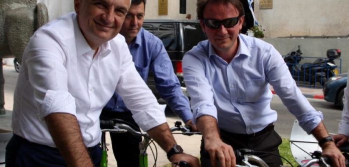 Agron Duka uron Ralf Gjonin për marrjen e mandatit: Të paktën ngushëllohemi që ka edhe njerëz që e meritojnë parlamentin! Agron Duka uron Ralf Gjonin për marrjen e mandatit: Të paktën ngushëllohemi që ka edhe njerëz që e meritojnë parlamentin!