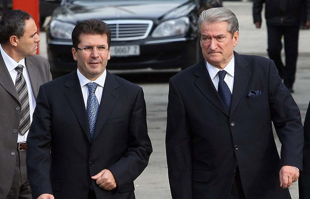 Kur Berisha e Mediu furnizuan me armë Armeninë në luftë me Azerbajxhanin, skandali diplomatik dhe ndërhyrja e SHBA Kur Berisha e Mediu furnizuan me armë Armeninë në luftë me Azerbajxhanin, skandali diplomatik dhe ndërhyrja e SHBA