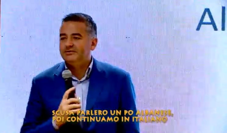 Upss, italishtja e Klosit vs Balla… si kujdeset Basha kur këndon (Video)