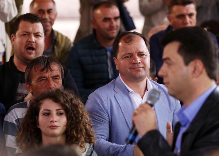 Deputeti më i ri i PD-së në parlament del me deklaratë të fortë ndaj Bashës: Ngela në çadër, ja si më mashtronte! Deputeti më i ri i PD-së në parlament del me deklaratë të fortë ndaj Bashës: Ngela në çadër, ja si më mashtronte!