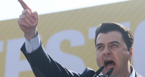 VIDEO/ Basha për LSI: “Koha e matrapazëve, bli këlysh e shit qen merr fund… S’bëjmë pazar me asnjë nga thithlopat e republikës së vjetër?!” VIDEO/ Basha për LSI: “Koha e matrapazëve, bli këlysh e shit qen merr fund… S’bëjmë pazar me asnjë nga thithlopat e republikës së vjetër?!”