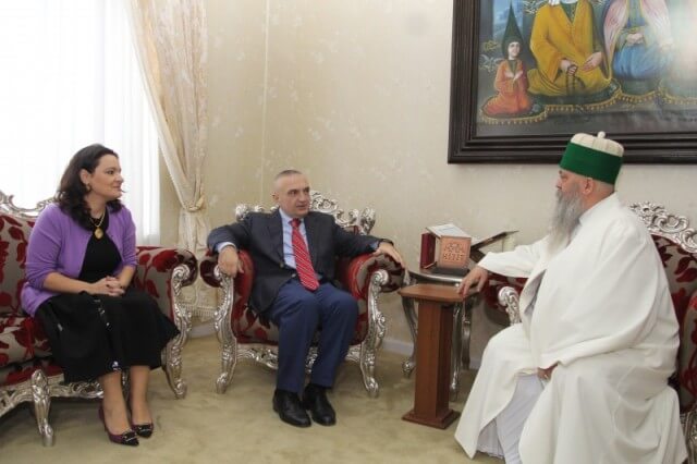 Pas Baba Likes edhe Baba Mondi kërkon të bëhet “kurban”, thirrje për të nxjerrë Monikën nga “ferri” ku ka futur LSI Pas Baba Likes edhe Baba Mondi kërkon të bëhet “kurban”, thirrje për të nxjerrë Monikën nga “ferri” ku ka futur LSI